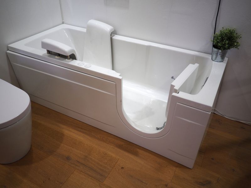 Compact Bathtub for Small Bathrooms